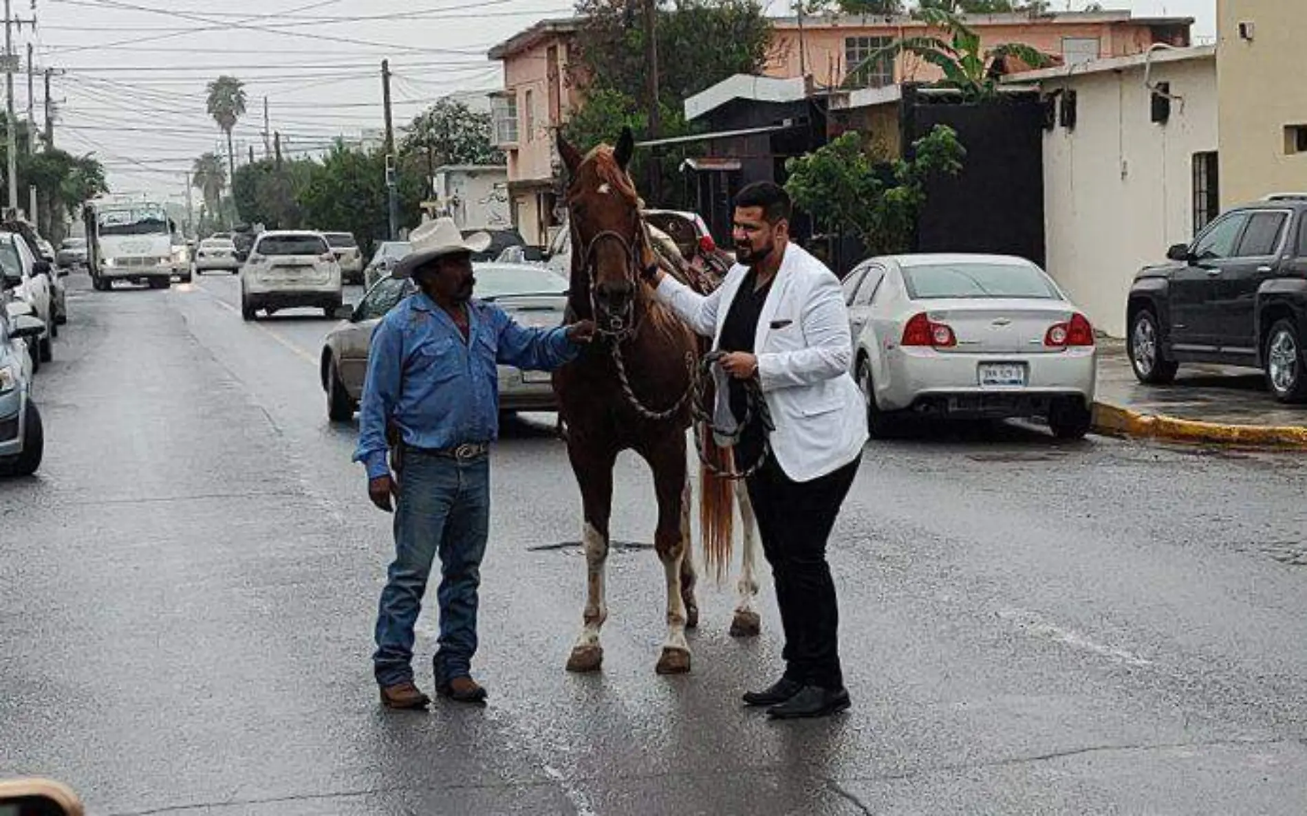 Mauricio De Alejandro del PRD llega a inscribirse como candidato montando a caballo en Reynosa, Tamaulipas Jaime Jiménez (2)